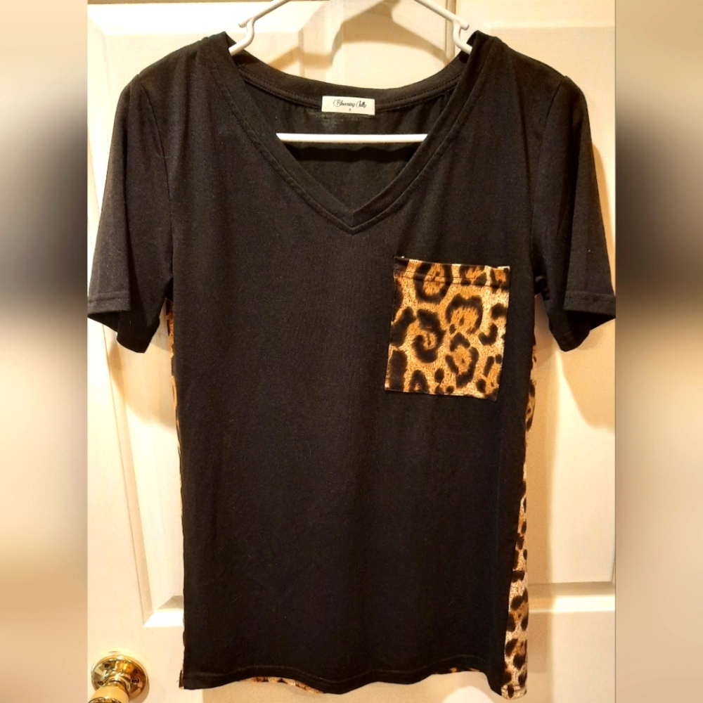 Blooming Jelly Short Sleeve V-neck Black and Animal Print Blouse size Small